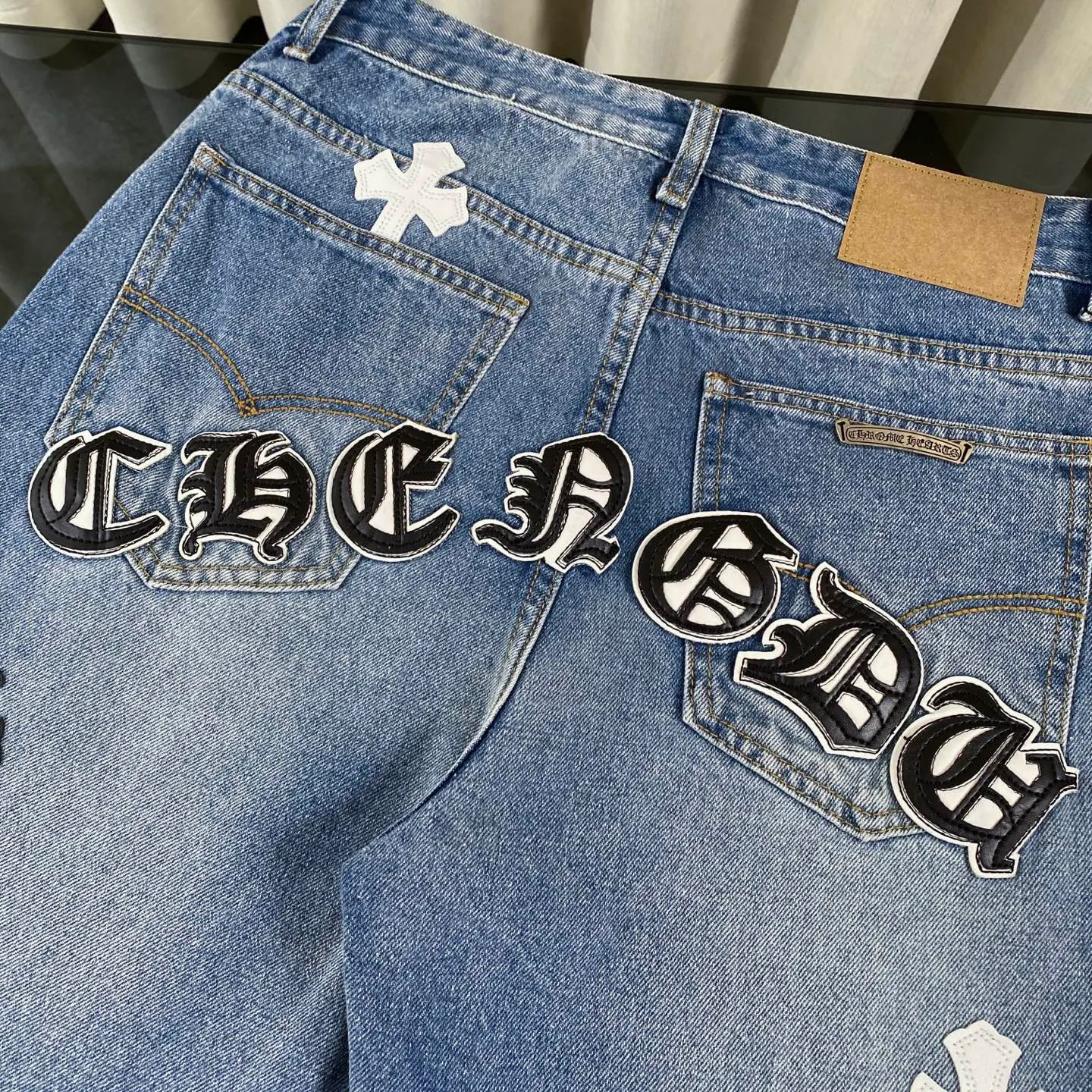 🅿️280 chrome hearts 2025 new city limited classic leather label jeans vi Top heavy industry fashionable design] Consistent high street luxury style creation. Speaking of this style, the Zangyin family and GU family are definitely among the leading representative brands. Especially the Zangyin family has really achieved a state-of-the-art effect in creating high street style. It is made of unique washed materials. The color system of this model is already quite eye-catching. After it is decorated with patchwork cross flowers, it cleverly highlights the charm of the brand. Secondly, this model uses classic The classic high-waist cutting design highlights the long legs and the fashionable temperament of the upper body. The brand is highly recognizable and the slim fit configuration is more suitable for daily wear. This product is a product that interprets personality, fashion, and specifications at a glance. This single product is enough to make any fan excited. It can be a white T-shirt for youthful preppy style, or a tight sling for royal lady style. It has strong matching ability and can be easily controlled by men.  [Material and craftsmanship] Needless to say, this point goes without saying. As an excellent craftsman brand, Zangyin has really perfect requirements for details and craftsmanship. The washed color of this model has gone through so many processes, not to mention the embellishment of the denim appliqués. It is also purely handmade and sewn. Just like what they believe in, only handmade things have soul and have the meaning of wear. A top-notch heavy-duty fashionable denim item, I look forward to your perfect interpretation! !  Size:28-34